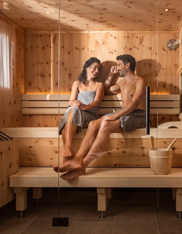 Ihr Wellnesshotel in Leutasch Paar entspannt sich zusammen in einer Sauna aus Holz