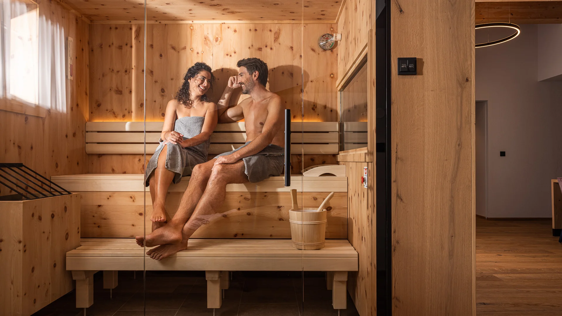 Biohotel Leutascherhof – Ihr Kraftort in den Tiroler Alpen Paar entspannt sich zusammen in einer Sauna aus Holz