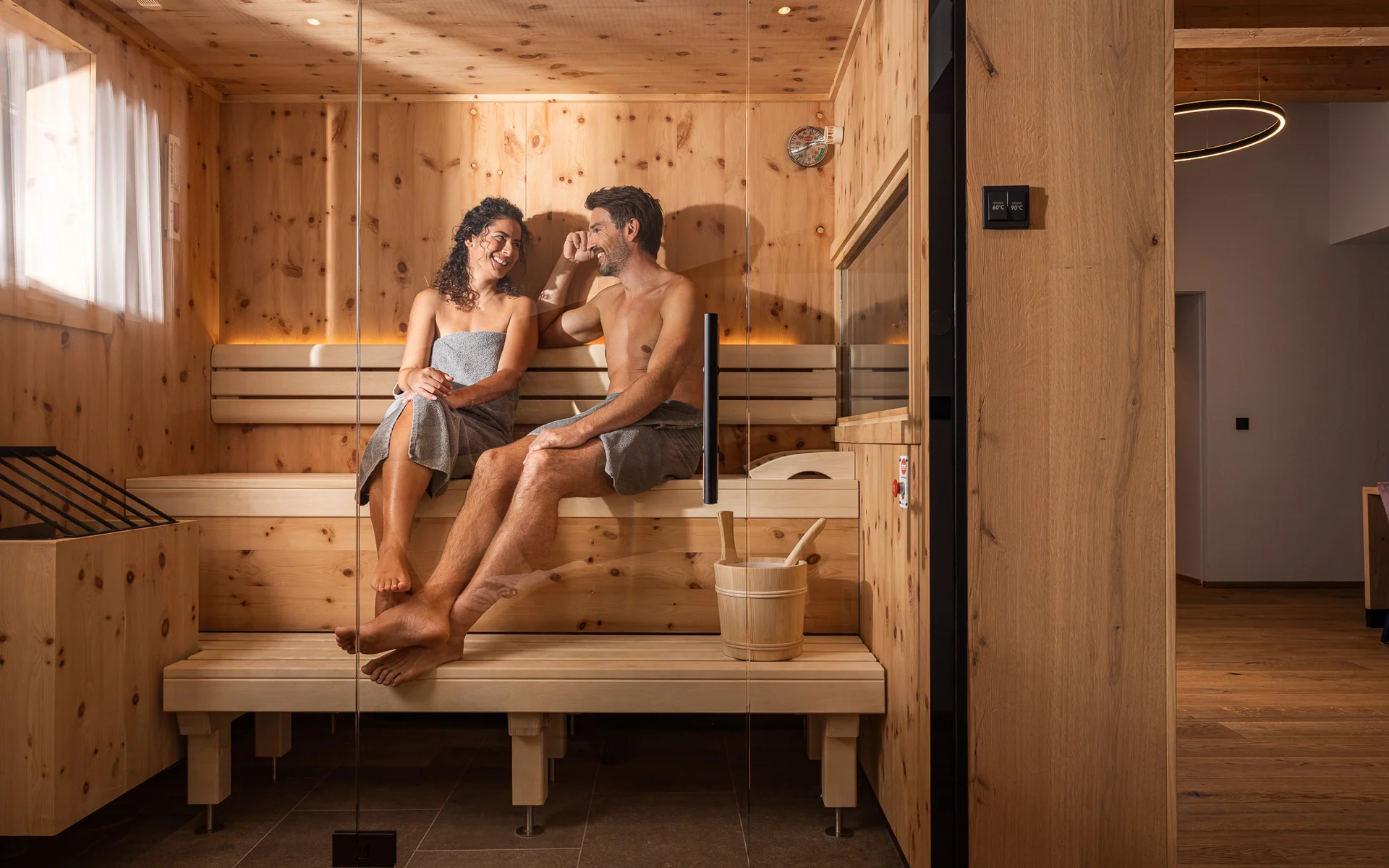 Werfen Sie einen Blick in die Bildergalerie Paar entspannt sich zusammen in einer Sauna aus Holz