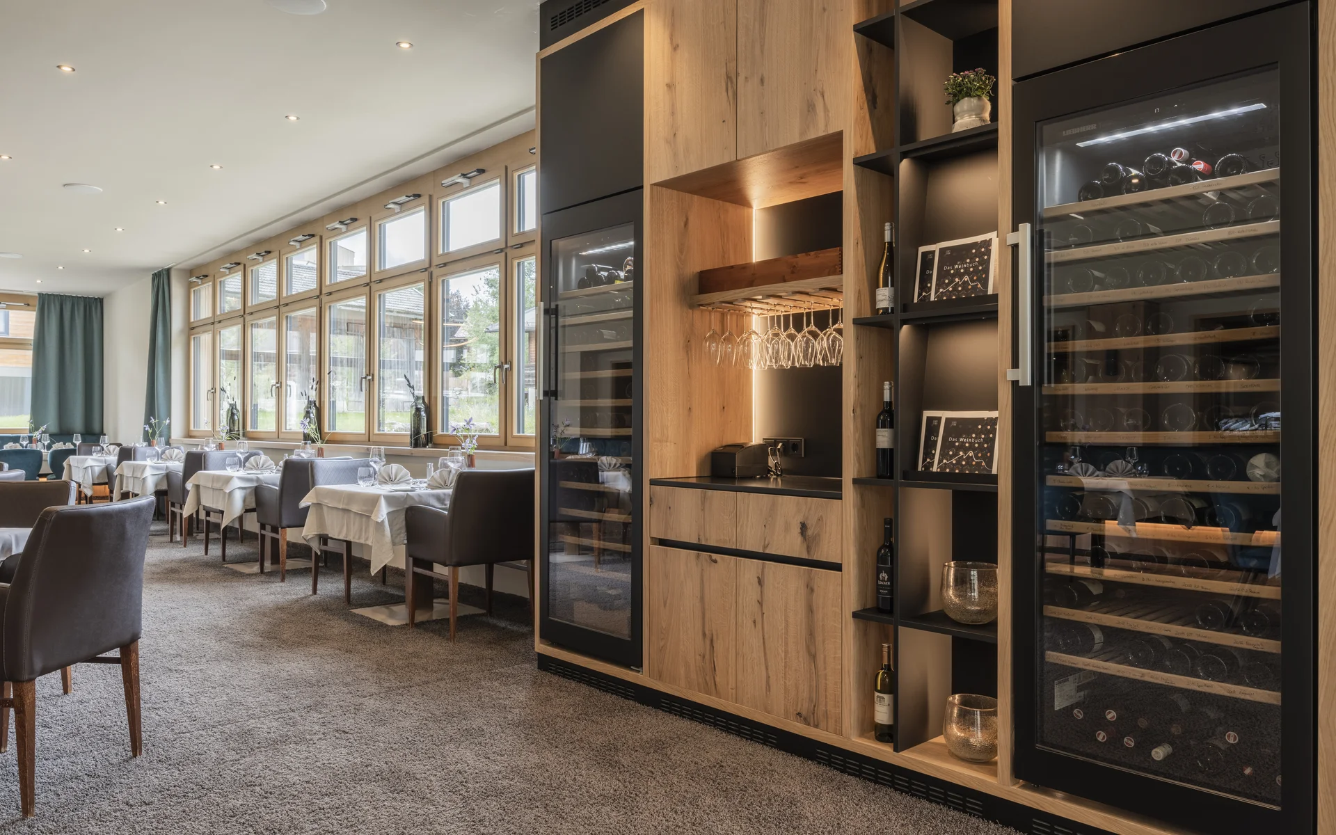 Werfen Sie einen Blick in die Bildergalerie Modernes Restaurant mit Holzverkleidung und Weinlager im Innenbereich