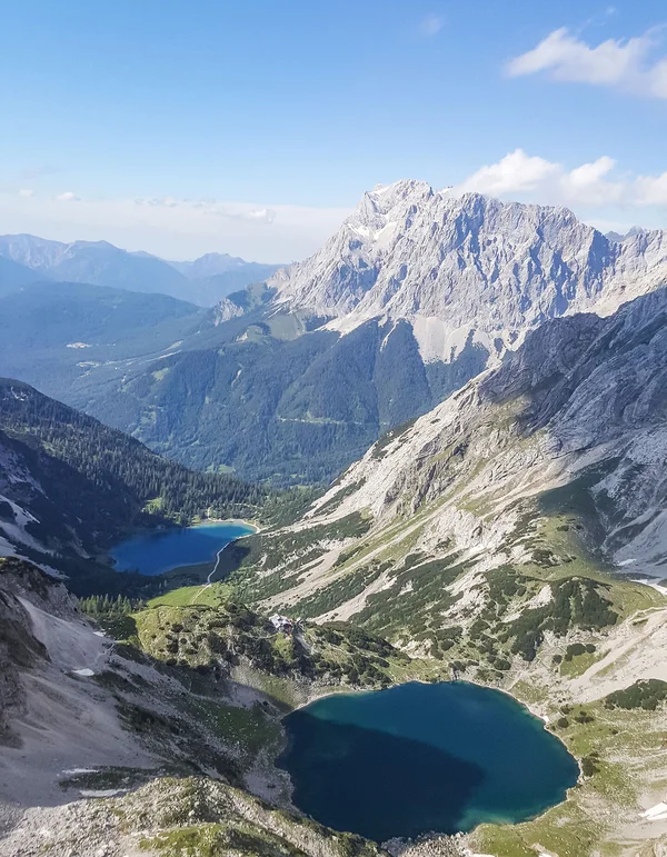 Erlebniswelt Alpenbad Leutasch Berglandschaft mit zwei Bergseen und klarem blauem Himmel