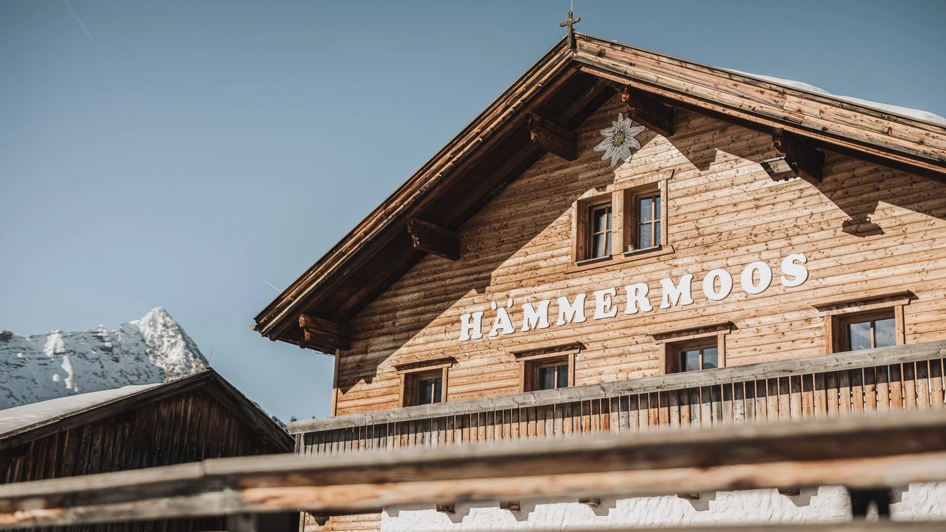 Ihre Almhütte in Tirol Holzhaus mit Aufschrift Hämmermoos in den Bergen