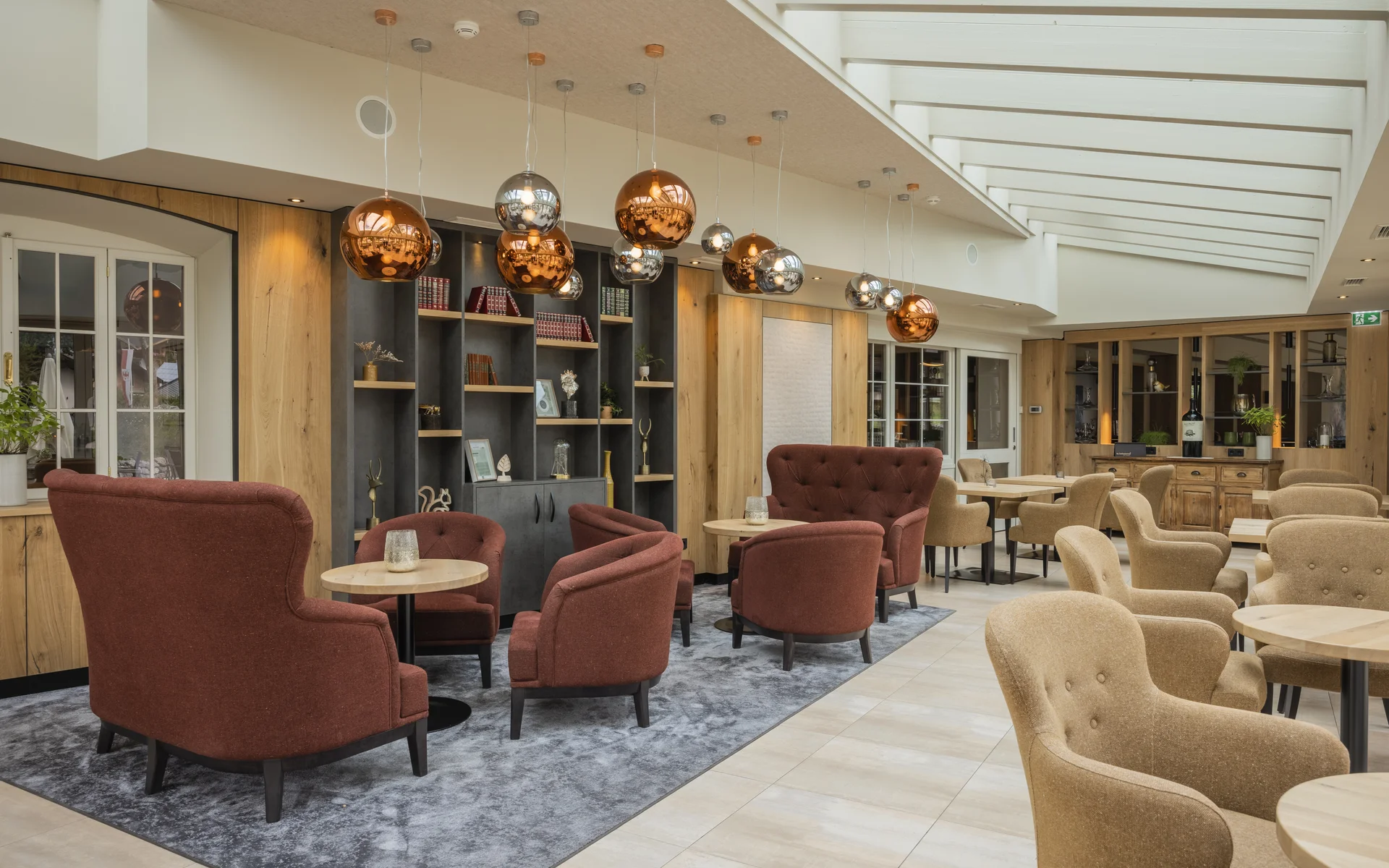 Werfen Sie einen Blick in die Bildergalerie Moderne Lounge mit Sesseln und hängenden Kupfer- und Silberleuchten