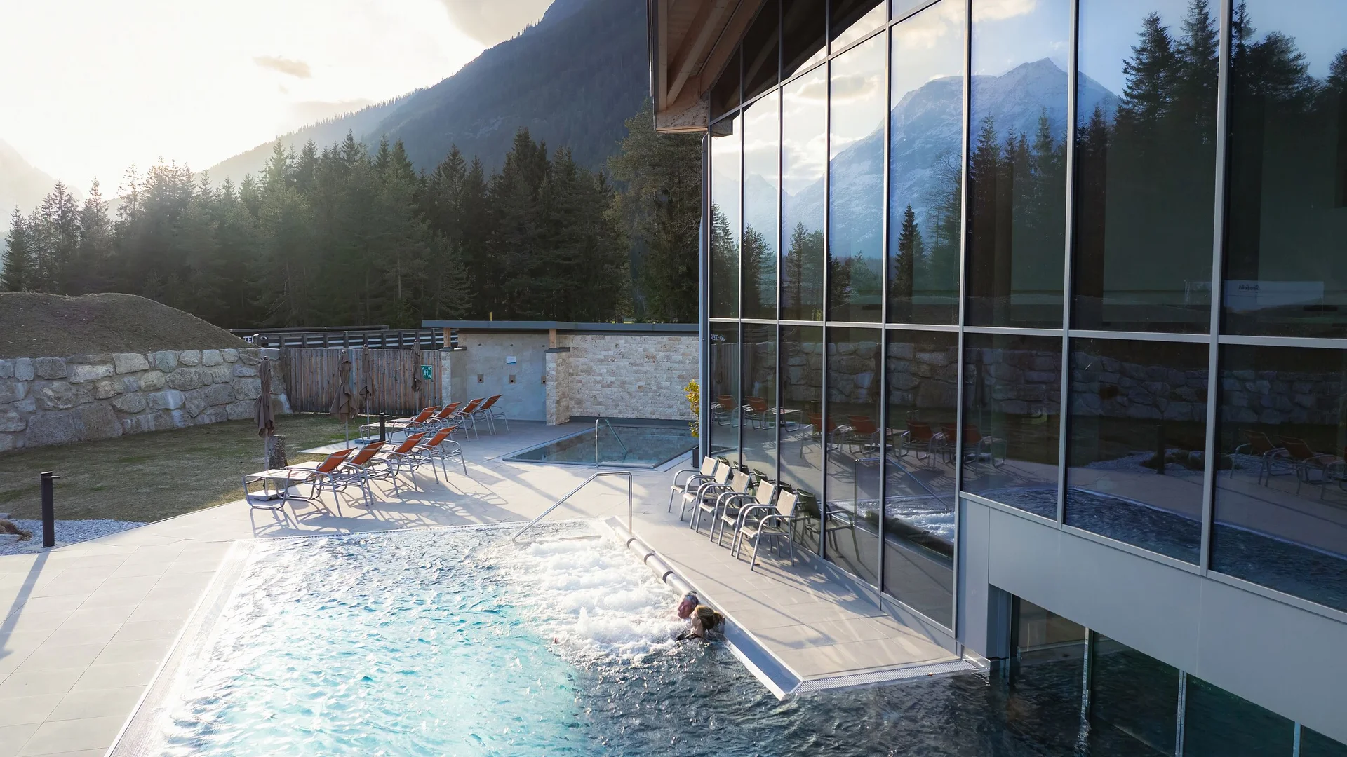Biohotel Leutascherhof – Ihr Kraftort in den Tiroler Alpen Außenpool Alpenbad Leutasch