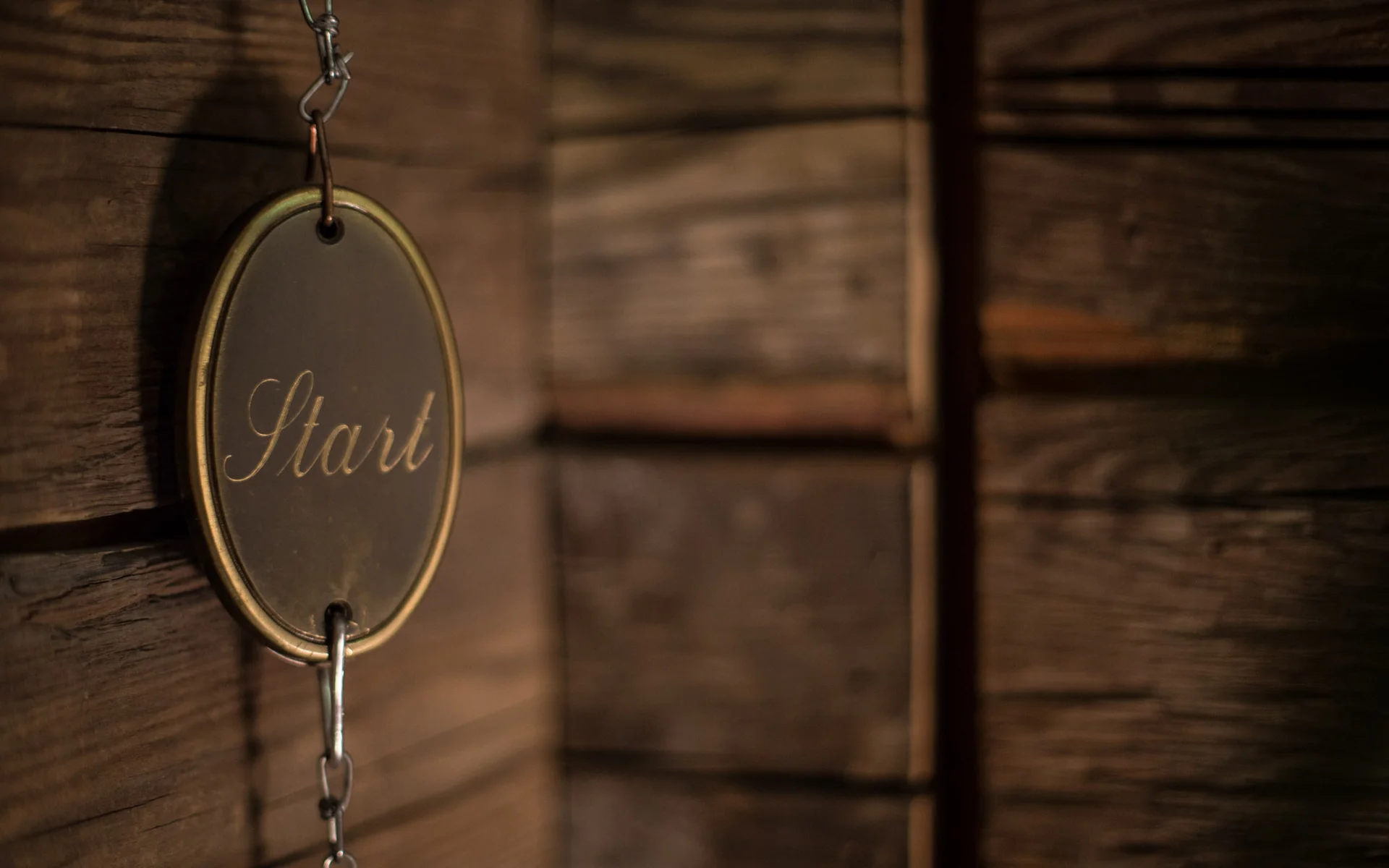 Werfen Sie einen Blick in die Bildergalerie Metallschild mit der Aufschrift Start an Holzwand