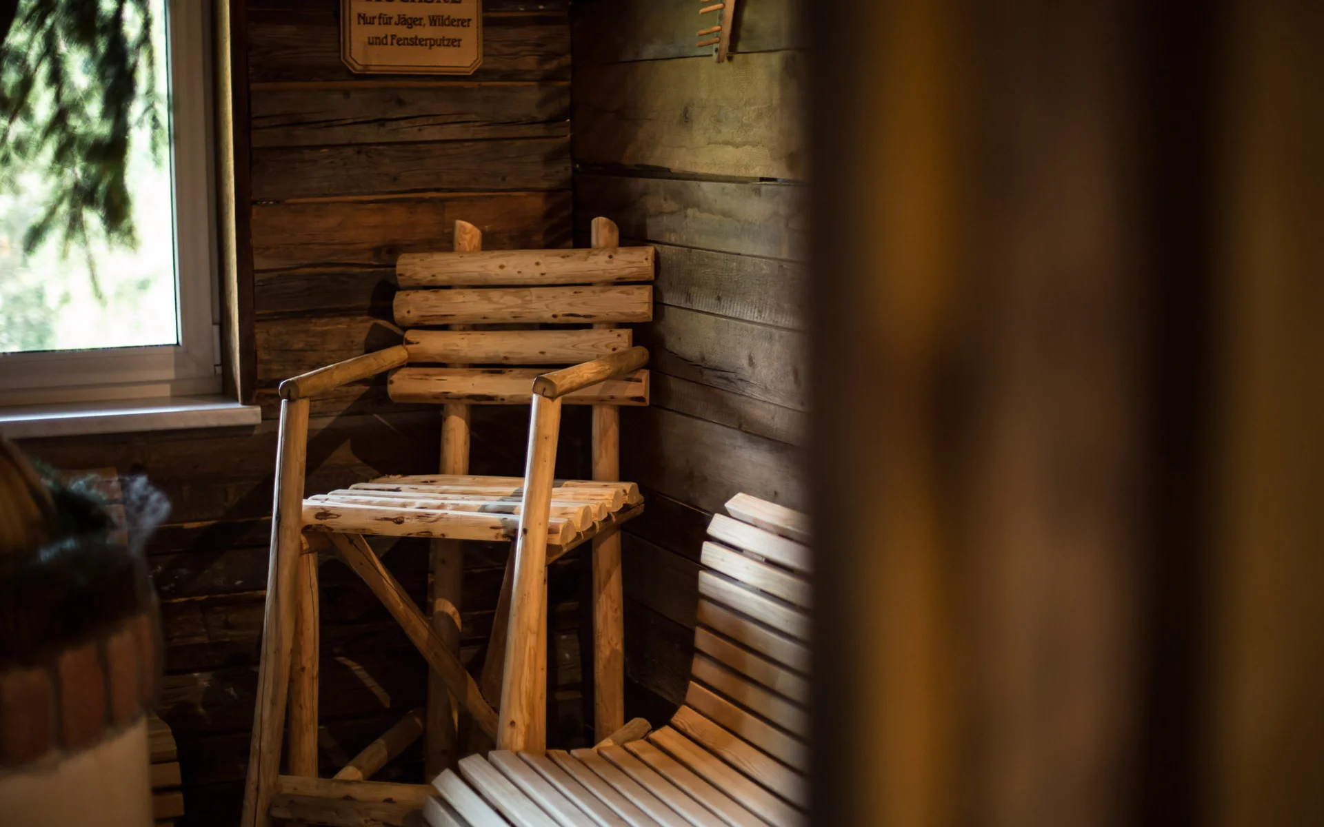Werfen Sie einen Blick in die Bildergalerie Holzstuhl in einer rustikalen Holzhütte neben einem Fenster