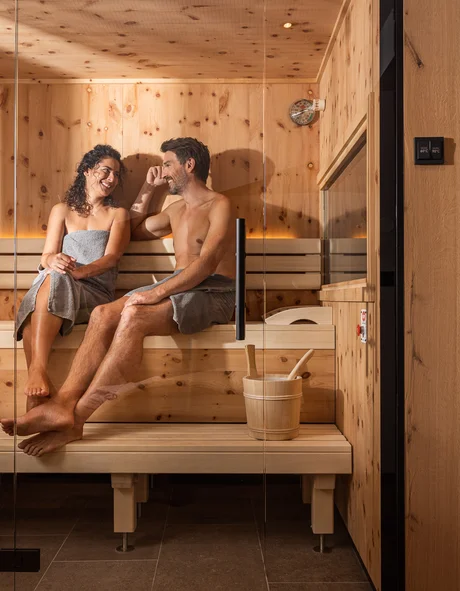 Der Bio-Blog des Leutascherhof Paar entspannt sich zusammen in einer Sauna aus Holz