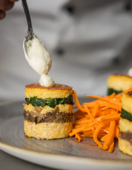 Der Bio-Blog des Leutascherhof Schichtgericht mit Gemüse und Sauce wird auf Teller angerichtet