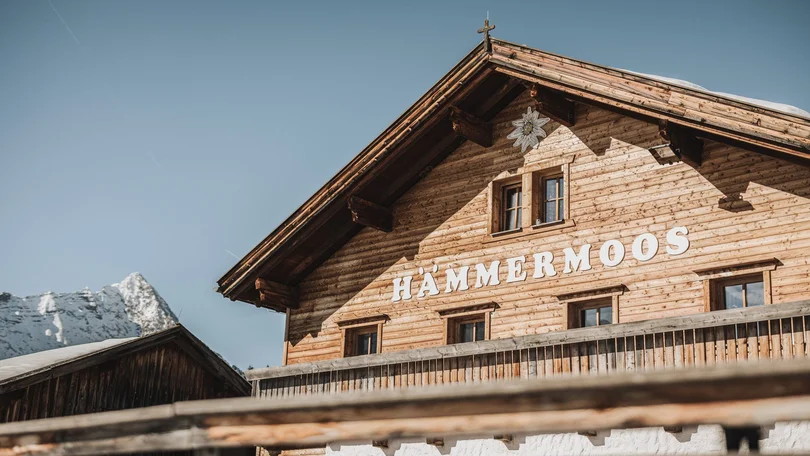 Biohotel Leutascherhof – Ihr Kraftort in den Tiroler Alpen Holzhaus mit Aufschrift Hämmermoos in den Bergen