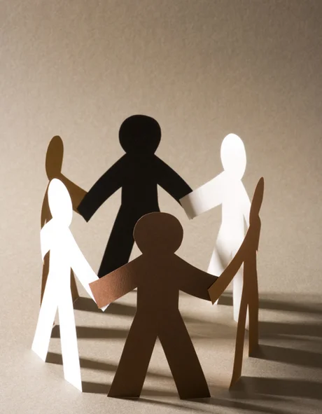 Der Bio-Blog des Leutascherhof Papierfiguren verschiedener Hautfarben halten sich an den Händen im Kreis